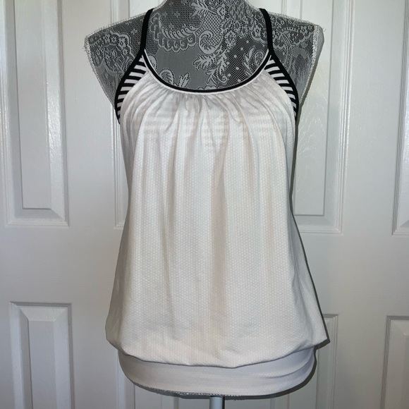 Lululemon workout top with built in bra size 4 - Picture 1 of 5